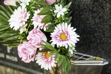 El yapımı çiçeklerin, papatyaların, doğanın ve romantik dekorasyonun merkezi.