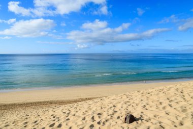 Sandy beach ve mavi okyanus manzarası Morro Jable Town, Fuerteventura, Kanarya Adaları, İspanya