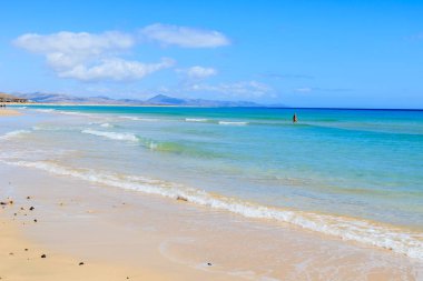 Güzel altın kum ve turkuaz masmavi deniz suyu Jandia Yarımadası, Fuerteventura, Kanarya Adaları, İspanya üzerinde Sotavento sahilde