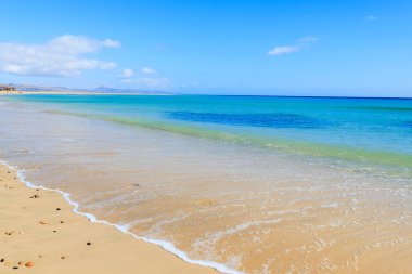Güzel altın kum ve turkuaz masmavi deniz suyu Jandia Yarımadası, Fuerteventura, Kanarya Adaları, İspanya üzerinde Sotavento sahilde