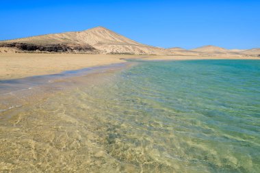 Güzel Sotavento kumsalda Fuerteventura Güney sahil ve kum tepeleri arka plan, Kanarya Adaları, İspanya