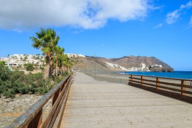 Ahşap yaya köprüsü üzerinde sahil mesire yeşil alan Las Playitas Köyü ve halk plajı, Fuerteventura, Kanarya Adaları, İspanya