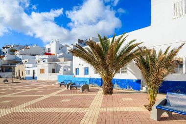 Tipik Kanarya tarzı balıkçı köyü Las Playitas güney kıyısında, Fuerteventura, Kanarya Adaları, İspanya üzerinde
