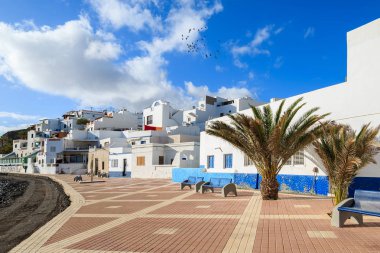 Tipik Kanarya tarzı balıkçı köyü Las Playitas güney kıyısında, Fuerteventura, Kanarya Adaları, İspanya üzerinde
