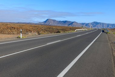 Yol çöl manzara ve arka planda, Fuerteventura, Kanarya Adaları, İspanya volkanik dağlar