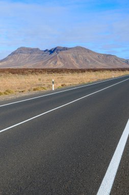 Yol çöl manzara ve arka planda, Fuerteventura, Kanarya Adaları, İspanya volkanik dağlar