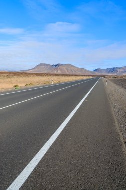 Yol çöl manzara ve arka planda, Fuerteventura, Kanarya Adaları, İspanya volkanik dağlar
