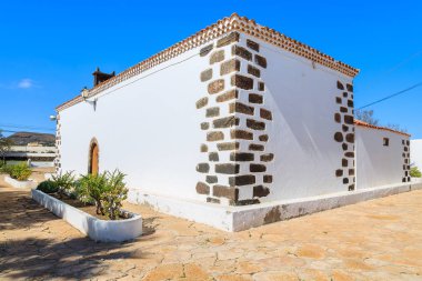 Tipik Kanarya stil beyaz kilise binası La Oliva Köyü, Fuerteventura, Kanarya Adaları, İspanya