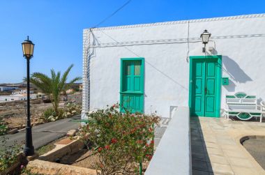 Tipik Kanarya tarzı Beyaz Saray yeşil kapı ve pencereleri La Oliva Köyü, Fuerteventura, Kanarya Adaları, İspanya kırsal alanda ile