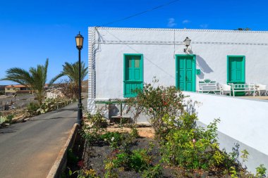 Tipik Kanarya tarzı Beyaz Saray yeşil kapı ve pencereleri La Oliva Köyü, Fuerteventura, Kanarya Adaları, İspanya kırsal alanda ile