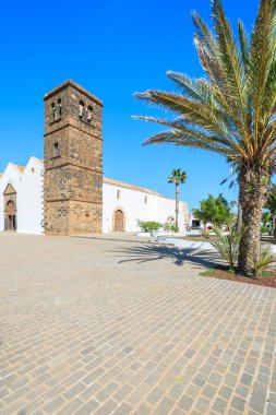 Tipik Kanarya stil beyaz kilise binası La Oliva Köyü, Fuerteventura, Kanarya Adaları, İspanya