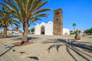 Tipik Kanarya stil beyaz kilise binası La Oliva Köyü, Fuerteventura, Kanarya Adaları, İspanya