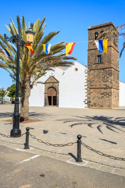 Tipik Kanarya stil beyaz kilise binası La Oliva Köyü, Fuerteventura, Kanarya Adaları, İspanya