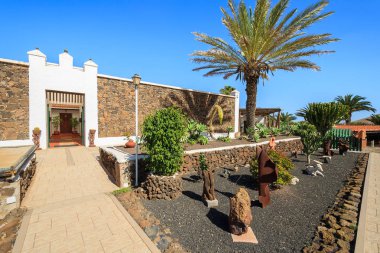 Kanarya tarzı binalar ve tropik bitkiler La Oliva Köyü miras Sanat Merkezi, Fuerteventura, Kanarya Adaları, İspanya