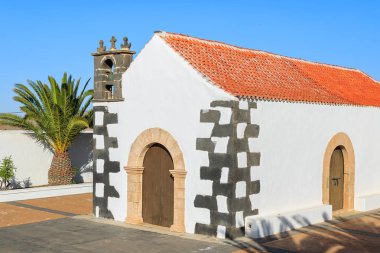 Palm ağaçlar ve tipik Kanarya tarzı beyaz kilise bina Tindaya köyünde, Fuerteventura, Kanarya Adaları, İspanya