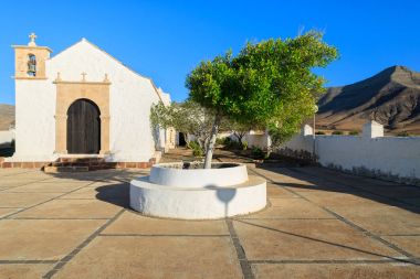 Tefia Köyü ve volkan dağ içinde geçmiş, Fuerteventura, Kanarya Adaları, İspanya tipik beyaz Kanarya tarzı avluda kilise iyi