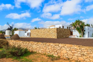 Antigua village, yakınındaki kırsal manzara Fuerteventura, Kanarya Adaları, İspanya geleneksel evlerde manzarasına sahip ön planda taş duvar