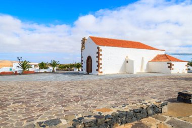 Tipik beyaz kilise Llanos de la anlayışı Köyü Fuerteventura Adası, İspanya
