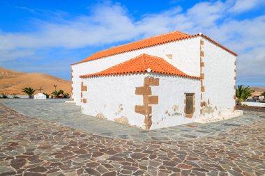 Tipik beyaz kilise Llanos de la anlayışı Köyü Fuerteventura Adası, İspanya