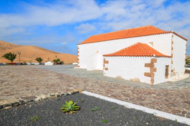Tipik beyaz kilise Llanos de la anlayışı Köyü Fuerteventura Adası, İspanya