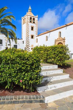 Katedral güzel Santa Maria de Betancuria görünümünü Fuerteventura Adası, İspanya