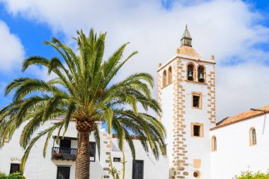 Palmiye ağacı ve katedral Santa Maria de Betancuria, Fuerteventura, Kanarya Adaları, İspanya'nın ünlü dönüm noktası Kulesi
