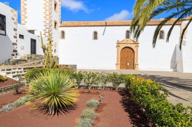 Güzel katedral önünde kare Santa Maria de Betancuria Fuerteventura, Kanarya Adaları, İspanya