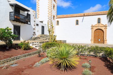 Güzel katedral önünde kare Santa Maria de Betancuria Fuerteventura, Kanarya Adaları, İspanya