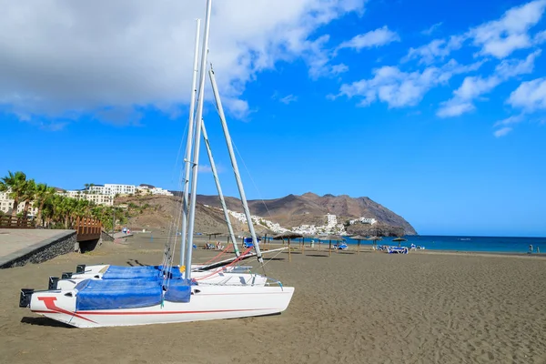 Catamaranes Playa Volcánica Arena Negra Pueblo Las Playitas Fuerteventura Islas — Foto de Stock