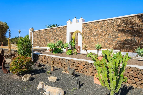 Kanarya tarzı binalar ve tropik bitkiler La Oliva Köyü miras Sanat Merkezi, Fuerteventura, Kanarya Adaları, İspanya