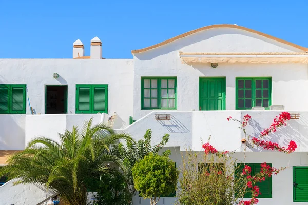 Tipik Kanarya tarzı beyaz tatil villa evi yeşil pencere ve kapı El Cotillo Köyü, Fuerteventura, Kanarya Adaları, İspanya ile