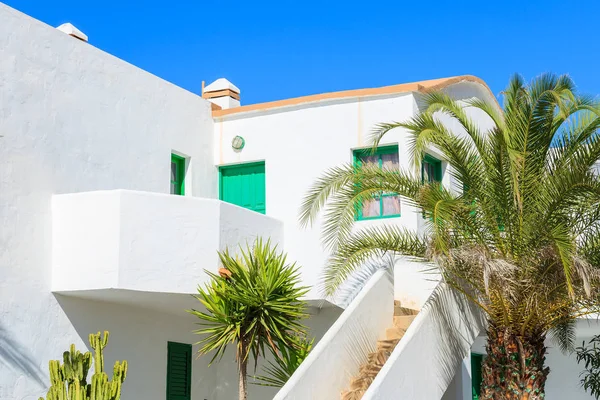Tipik Kanarya tarzı beyaz tatil villa evi yeşil pencere ve kapı El Cotillo Köyü, Fuerteventura, Kanarya Adaları, İspanya ile