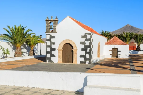 Palm ağaçlar ve tipik Kanarya tarzı beyaz kilise bina Tindaya köyünde, Fuerteventura, Kanarya Adaları, İspanya