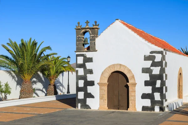 Palm ağaçlar ve tipik Kanarya tarzı beyaz kilise bina Tindaya köyünde, Fuerteventura, Kanarya Adaları, İspanya