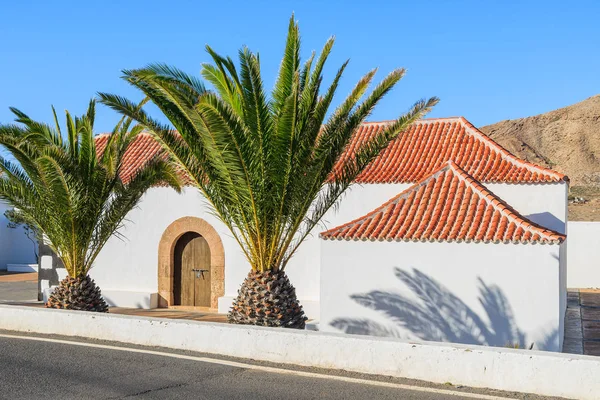 Palmeras Típico Edificio Estilo Canario Pueblo Tindaya Fuerteventura Islas Canarias —  Fotos de Stock