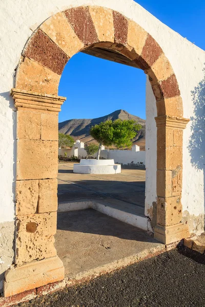 Λευκό Arch Gate Βουνό Πλαισιωμένο Είσοδος Μικρό Ναό Στο Τέφια — Φωτογραφία Αρχείου