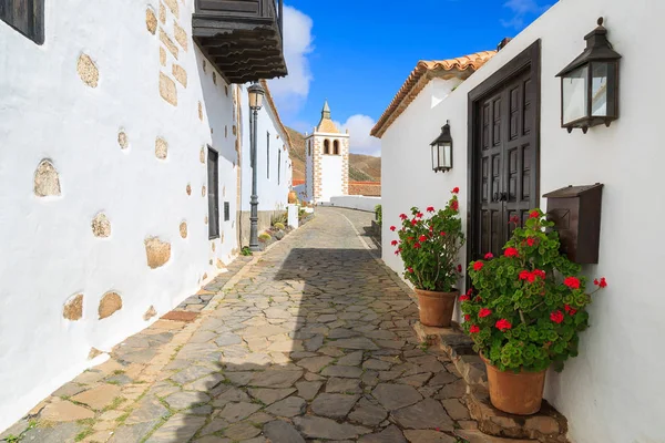 Arka planda, Fuerteventura, Kanarya Adaları, İspanya Santa Maria kilise kule ile Betancuria Köyü dar sokak