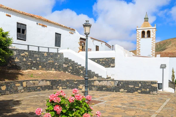 Prachtige Kathedraal Santa Maria Betancuria Bloem Pot Voorgrond Fuerteventura Canarische — Stockfoto