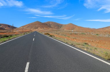 Tuineje Köyü, Fuerteventura, Kanarya Adaları, İspanya yakınındaki volkan manzaralı doğal dağ yolu