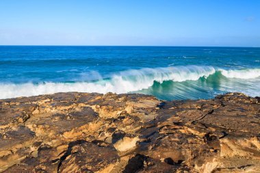 Kayalar ve dalga okyanus üzerinde Batı Sahili Fuerteventura, Kanarya Adaları, İspanya La Pared sahilde
