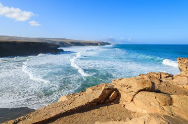 Kum güzel Körfezi ve siyah volkanik beach La Pared, Fuerteventura, Kanarya Adaları, İspanya
