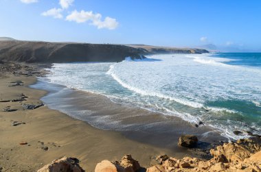 Kum güzel Körfezi ve siyah volkanik beach La Pared, Fuerteventura, Kanarya Adaları, İspanya