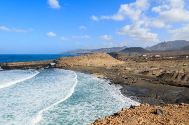 Kum güzel Körfezi ve siyah volkanik beach La Pared, Fuerteventura, Kanarya Adaları, İspanya