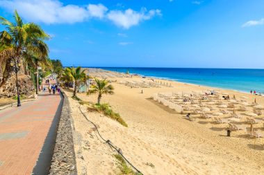 Morro Jable kentindeki Fuerteventura, Canary Islands, İspanya için kumlu plaj sahil mesire