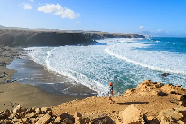 Young Woman Tourist Walking Footpath Beautiful Bay Beach Pared Fuerteventura — Stock Photo, Image