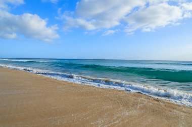 Jandia Yarımadası'nda, Morro Jable, Fuerteventura, Kanarya Adaları, İspanya kumlu plaj ve okyanus dalgası görünümünü