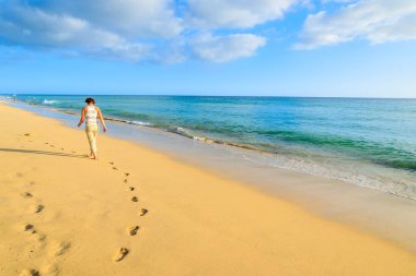 Kumdaki Morro Jable, Fuerteventura Adası, İspanya plajda yürüyüş genç kadın turist ile