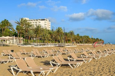 Morro Jable tatil tatil beldesi, Fuerteventura, Kanarya Adaları, İspanya kumlu plajda şezlong