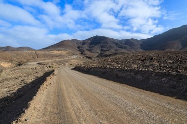 Cofete Plajı'na asfaltsız yol Morro Jable kent merkezine ve volkanik dağlar arka planda, Fuerteventura, Kanarya Adaları, İspanya