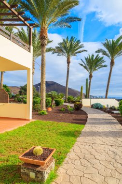 Morro Jable şehir, Fuerteventura Adası, İspanya bir sahil boyunca tropik bahçeler içinde tatil daireleri